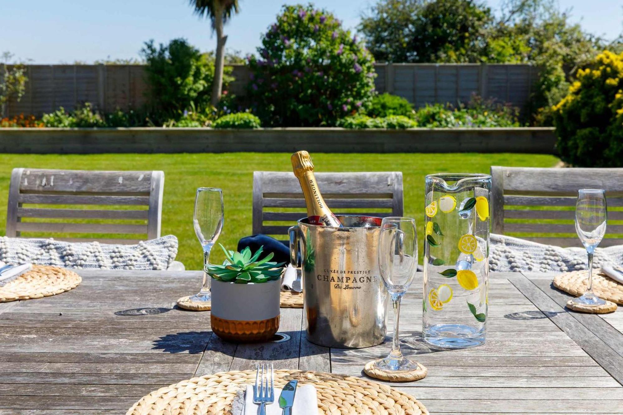 Spacious Home For 8 In Witterings - Walk To Beach East Wittering Exteriör bild
